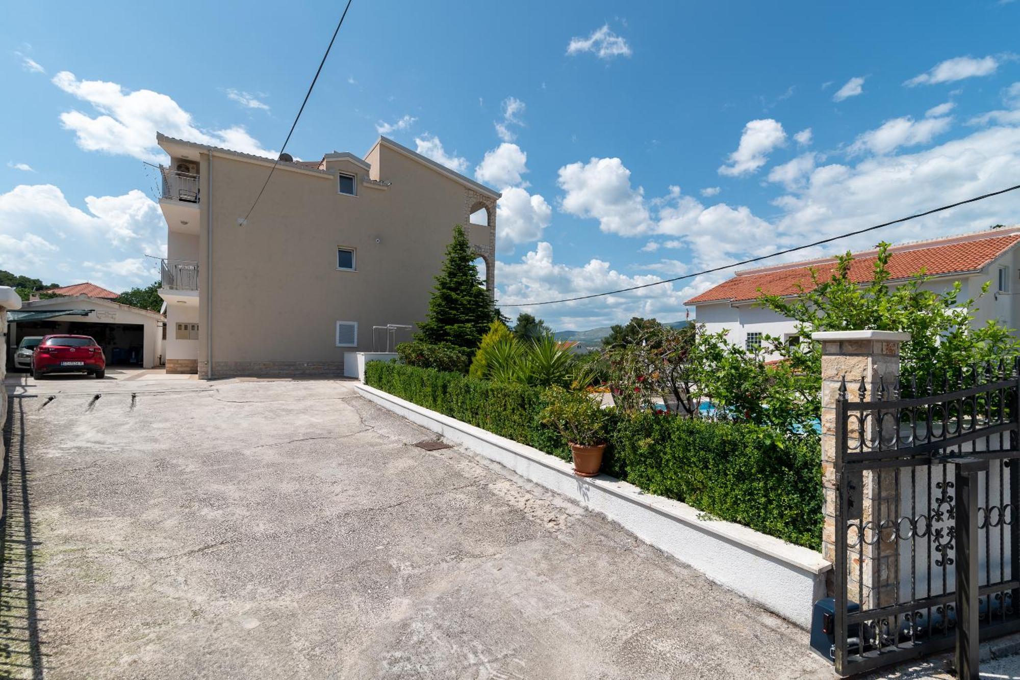 Apartments Brico - Heated Pool Trogir Eksteriør billede